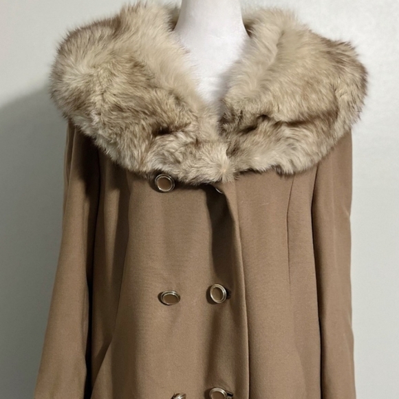Lorandale Pure Wool 3 Button Coat w/Genuine Fox Fur Collar, Beige/Tan - Picture 2 of 12